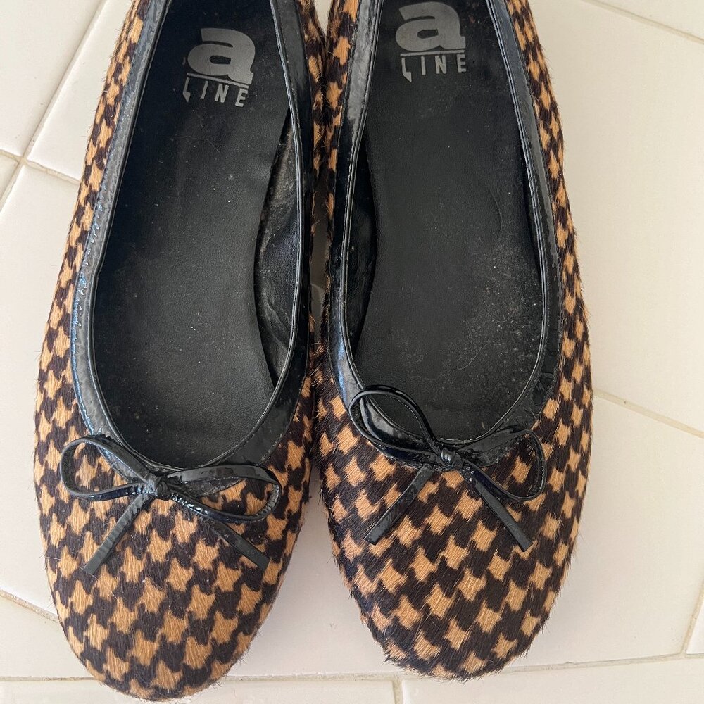 Womens Ballet Flat Shoe Gold and Black Size 8.5